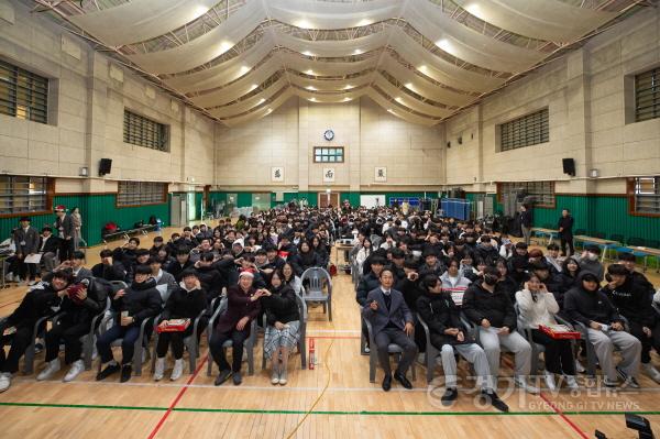 [크기변환](1224)[미래교육과]주광덕 남양주시장, 진건고 학생을 위해 꿈과 희망을 전하는 진로 특강 열어(사진3).JPG