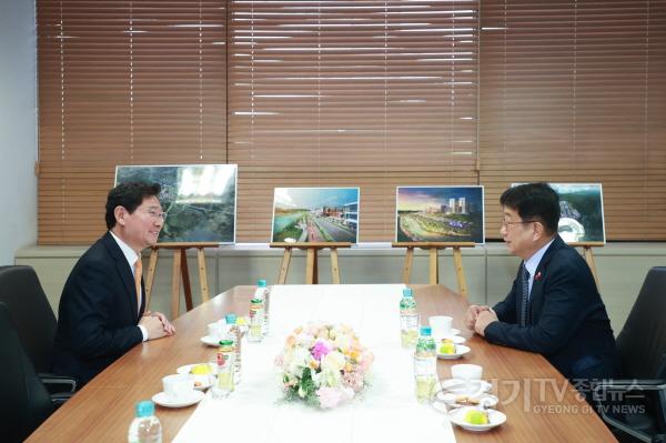 [크기변환]10-2. 이상일 용인특례시장(왼쪽)이 박상우 국토교통부장관(오른쪽)에게 용인 첨단시스템반도체 클러스터 국가산업단지 발전을 위해 철도 인프라 확충 의견을 전달했다..jpg