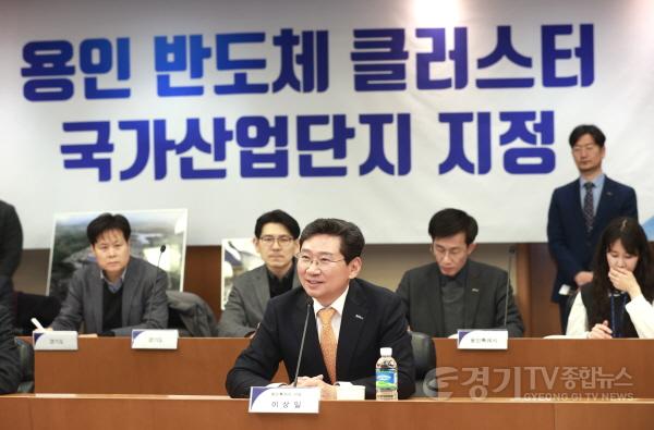 [크기변환]8-4. 26일 삼성전자 기흥캠퍼스에서 열린 용인 첨단시스템반도체 국가산업단지 승인 기념행사에서 이상일 용인특례시장이 인사말을 하고 있다..jpg