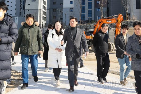 [크기변환]6-2. 이상일 용인특례시장이 28일 경남아너스빌 디센트 건설 현장을 둘러보고 있다.jpg