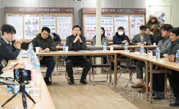 [크기변환]6-3. 이상일 용인특례시장이 28일 경남아너스빌 디센트 건설 현장에서 하자보수에 최선을 다해줄 것을 당부하고 있다..jpg