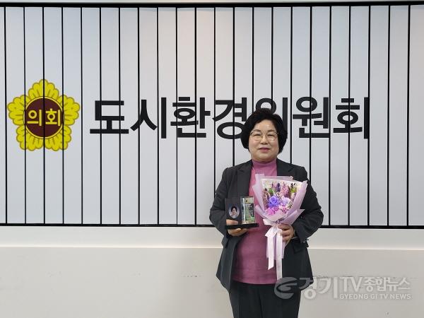 [크기변환]241230 김옥순 의원,‘2024년 경기도의회 행정사무감사 우수의원상’ 수상.jpg