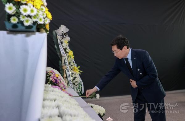 [크기변환]11-2. 31일 이상일 용인특례시장이 분향소를 찾아 조문하고 있다.JPG