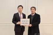 [크기변환]7-1. 이상일 용인특례시장이 2일 이정열 죽전주민연합회 공동대표로부터 죽전 주민들의 채석장 반대 뜻을 담은 진정서를 전달받았다..jpg