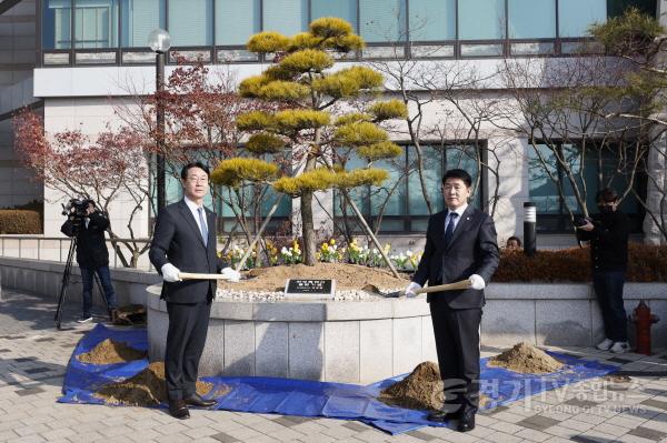 [크기변환]1-4. 화성특례시 출범 기념 기념식수.jpg