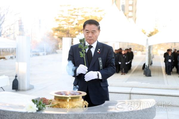 [크기변환]수원특례시의회, 현충탑 참배 (1).jpg