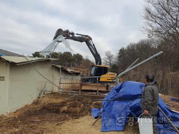[크기변환]3-1. 용인특례시의 폭설 피해 농가 복구를 위한 철거작업 모습.jpeg