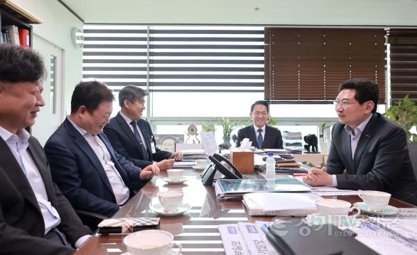 [크기변환]10-3. 이상일 용인특례시장이 기흥구 영덕동 중학교 설립에 대해 면담을 하고 있다..JPG