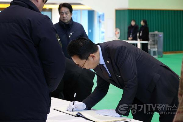 [크기변환]사진2) 방명록 적는 강정구의장 (1).jpg