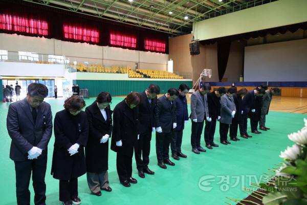 [크기변환]사진1) 묵념하는 평택시의회 의원들 (1).jpg