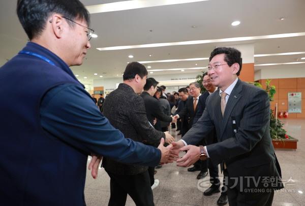 [크기변환]6-3. 이상일 용인특례시장이 2일 시무식을 마치고 직원들과 새해 인사를 나누고 있다.JPG