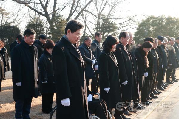 [크기변환]6-1. 이상일 용인특례시장이 2일 첫 일정으로 용인중앙공원 현충탑에 참배하고 있다.jpg