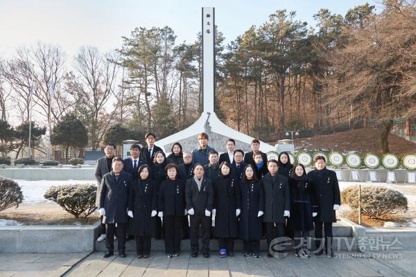[크기변환]20250102 용인특례시의회, 현충탑 참배로 새해 일정 시작(1).jpg