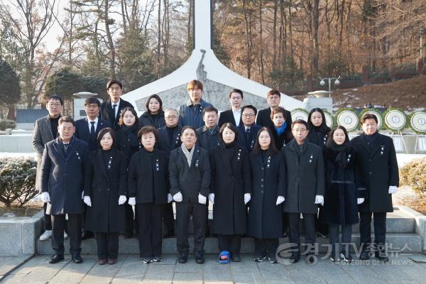 [크기변환]20250102 용인특례시의회, 현충탑 참배로 새해 일정 시작(2).jpg