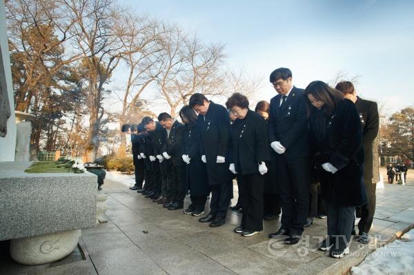 [크기변환]20250102 용인특례시의회, 현충탑 참배로 새해 일정 시작(3).jpg