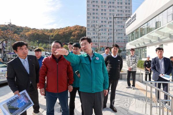 [크기변환]1-6. 이상일 용인특례시장이 지난해 11월 새롭게 단장한 용인공영버스터미널을 점검하고 있다..JPG