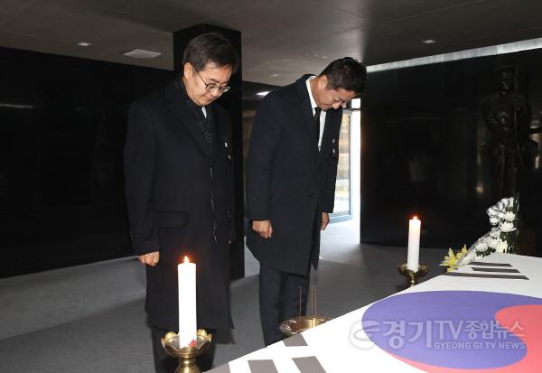 [크기변환]250102 김진경 의장, 2025년 을사년 새해 맞아 현충탑 참배 (3).jpg