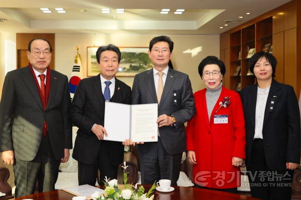 [크기변환]7-1. 이상일 용인특례시장이 이태열 용인상공회의소 회장으로부터 기업인들의 감사한 마음을 전하는 입장문을 전달받았다..jpg