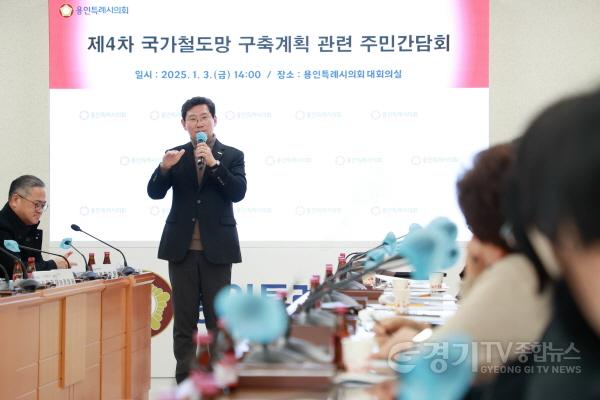 [크기변환]11-1. 이상일 용인특례시장이 3일 분당선 연장사업 주민간담회에서 사업 계획을 설명하고 있다.jpg