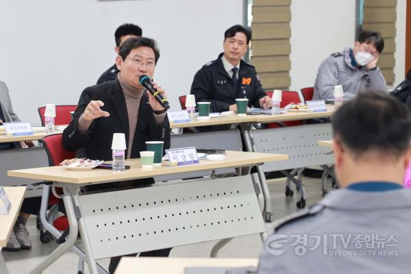 [크기변환]10-1. 이상일 용인특례시장이 3일 용인동부경찰서에서 열린 제9회 안전문화살롱 정기회의에서 의견을 말하고 있다.JPG