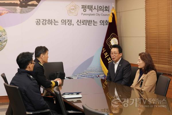 [크기변환]250103 (보도자료)강정구 평택시의회 의장, 평택소방서장 접견.jpg
