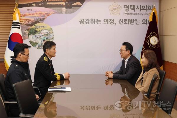 [크기변환]250103 (보도자료)강정구 평택시의회 의장, 평택소방서장 접견2.jpg