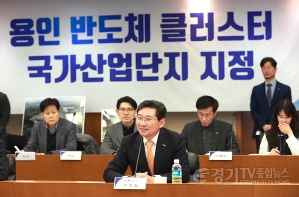 [크기변환]8-3. 2024년 12월 26일 삼성전자 기흥캠퍼스에서 열린 용인 첨단시스템반도체 국가산업단지 승인 기념행사에서 이상일 용인특례시장이 의견을 이야기하고 있다..jpg