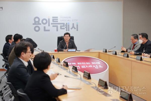 [크기변환]4. 이상일 용인특례시장이 6일 간부공무원 회의에서 공직자의 도덕성과 본연의 역할에 대해 당부했다. (1).JPG