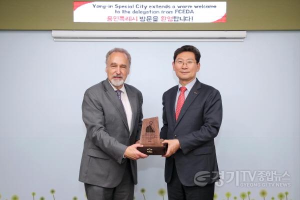 [크기변환]7-3. 이상일 용인특례시장이 지난해 10월 17일 시청 시장실에서 데이비드 켈리 페어팩스카운티 경제개발청 부청장에게 방문기념패를 전달했다..JPG