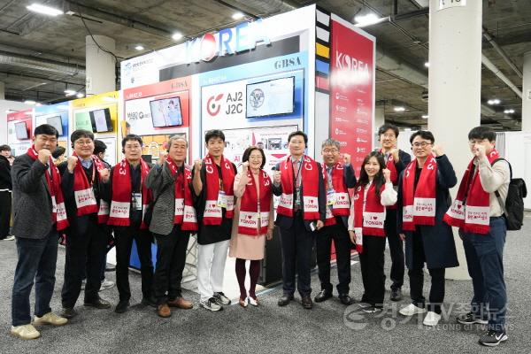 [크기변환]7-1. 지난 2023년 1월 이상일 용인특례시장이 CES 2023 참여 용인기업 관계자들을 격려했다.jpg