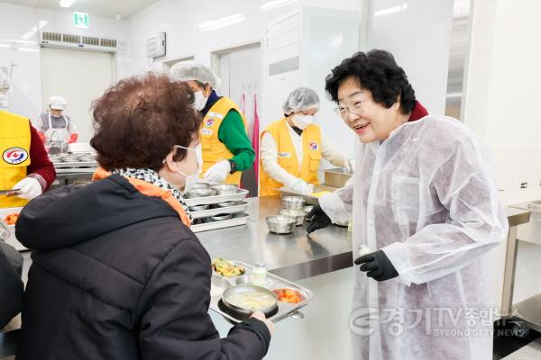 [크기변환]1. 김경희 이천시장, 신년맞이 대한노인회 이천시지회 방문 및 에이스 경로식당 배식 봉사2.jpg