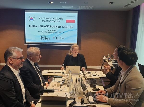 [크기변환]1-2. 용인특례시가 지난해 동유럽 시장개척단을 폴란드에 파견해 수출상담회를 진행하고 있는 모습.jpg