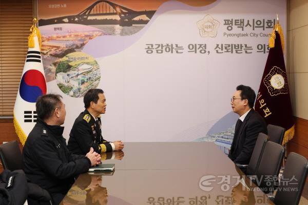 [크기변환]사진1) 송탄서방서장 접견하는 평택시의회 강정구 의장.jpg
