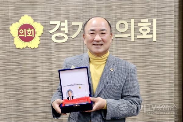 [크기변환]250108 이영희 의원, 공정과 안전 기반 의정활동으로 우수의원 영예.jpg