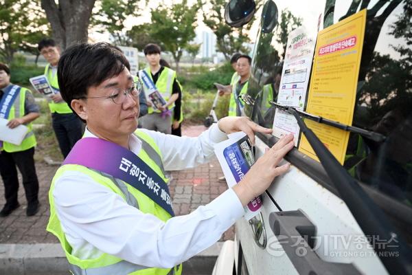 [크기변환][신년인터뷰]사진(4)이민근 안산시장이 대형자동차 불법주정차 문제 해결을 시정의 핵심 현안 중 하나로 선정하고 지속적인 현장 계도 활동에 나서고 있다..jpg