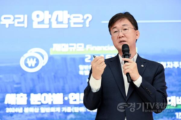 [크기변환][신년인터뷰]사진(5)이민근 안산시장이 2035 뉴시티 프로젝트 발표 기자회견에서 브리핑 하고 있는 모습.(2024.05.13.).jpg