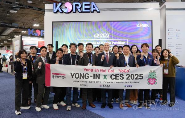 [크기변환]4-1. 이상일 용인특례시장이 현지시간 7일 미국 라스베이거스에서 열린 CES 2025를 방문해 용인 기업 관계자들과 기념 촬영을 하고 있다. (1).jpg