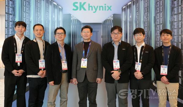 [크기변환]4-2. 이상일 용인특례시장이 현지시간 7일 미국 라스베이거스에서 열린 CES 2025의 SK하이닉스 전시관에서 기업 관계자들과 기념 촬영을 하고 있다. (1).jpg