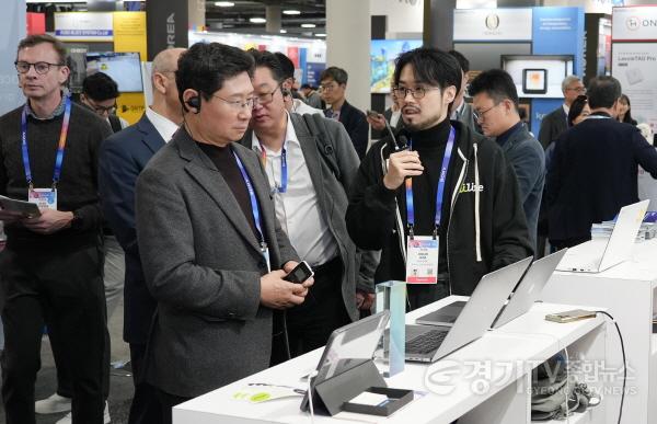 [크기변환]4-3. 이상일 용인특례시장이 현지시간 7일 미국 라스베이거스에서 열린 CES 2025의 용인 기업 부스를 방문해 제품에 대한 설명을 듣고 있다..jpg