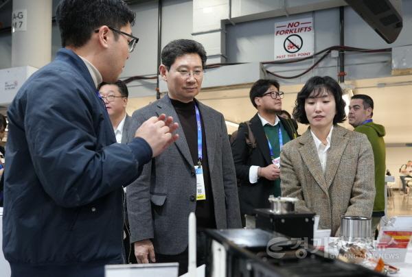 [크기변환]4-4. 이상일 용인특례시장이 현지시간 7일 미국 라스베이거스에서 열린 CES 2025의 용인 기업 부스를 방문해 제품에 대한 설명을 듣고 있다..jpg