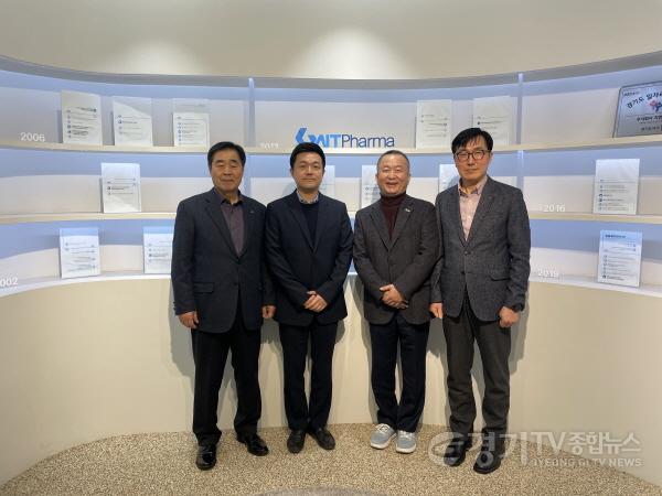 [크기변환]사본 -(사진자료) (왼쪽부터) 김홍동 진흥원장_ 김대용 지엔티파마 이사_ 신대현 지엔티파마 실장_ 권현석 진흥원본부장.jpg