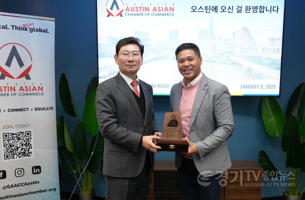 [크기변환]1-4. 이상일 용인특례시장(왼쪽)과 민 트란 광역오스틴시 아시안상공회소 회장(오른쪽)이 기념품을 교환하고 있다..jpg