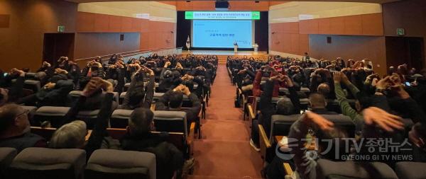 [크기변환]5. 용인특례시는 지난 7일 시청 에이스홀에서 올해 새로 채용한 공원, 녹지 분야 기간제근로자 280명을 대상으로 안전보건교육을 했다.jpg