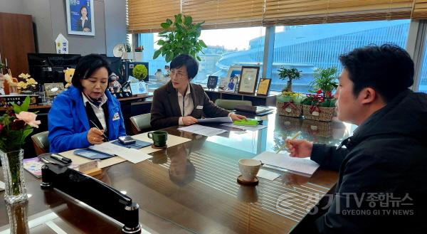 [크기변환]250110 정윤경 부의장, 청소년쉼터 종사자 장기근속 등 안정적인 운영 환경마련 정담회 개최.jpg