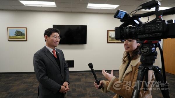 [크기변환]6-4. 현지시간 1월 9일 이상일 용인특례시장이 미국 윌리엄슨 카운티와 자매결연 협약서에 서명하고 현지 언론과 인터뷰를 하고 있다..jpg