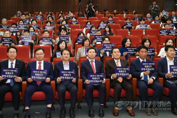[크기변환]1-2. 이상일 용인특례시장(첫줄 가운데)이 지난해 10월 국회도서관에서 열린 특례시지원특별법 제정을 위한 국회 정책토론회에 참석했다.jpg