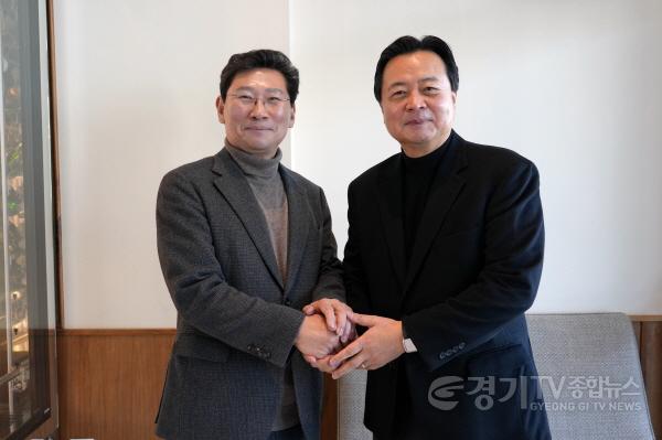 [크기변환]5-3. 이상일 용인특례시장이 미국 현지시각 12일 조현동 주미국대한민국대사를 만나 미국 도시와의 교류와 경제, 외교 정책에 대해 의견을 나눴다..jpg