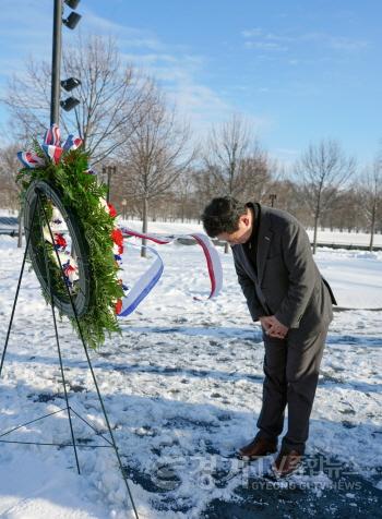 [크기변환]5-1. 이상일 용인특례시장이 현지시각 11일 미국 워싱턴D.C에 있는 한국전 참전용사 기념비에서 헌화와 참배했다..jpg