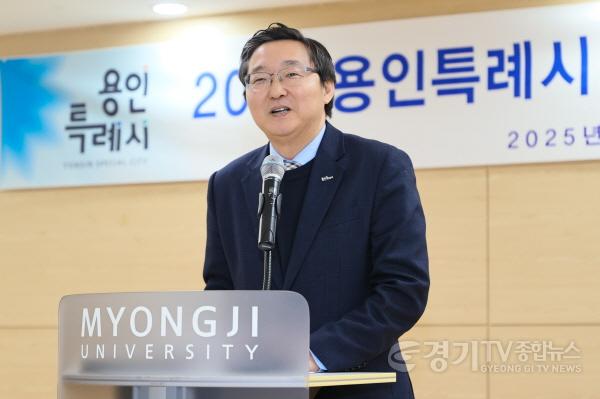 [크기변환]4-2. 류광열 용인특례시 제1부시장은 13일 명지대 창조관에서 열린 제8기 용인시 핵심리더과정 입교식에 참석해 교육생들에게 격려사를 하고 있다..jpg