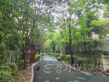 [크기변환]2-2. 용인특례시 수지구 풍덕천동 776 인근 공원 내 보안등·탄성포장 등 노후된 시설 사진.jpg